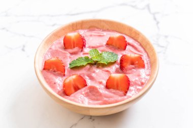 çilek smoothies kase