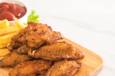 Kızarmış tavuk kanadı.