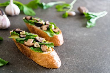 ekmek roket ve shiitake mantar