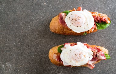 yumurta benedict pastırma ve roket ile 