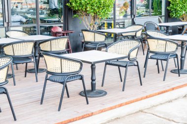 Boş masa ve sandalye 