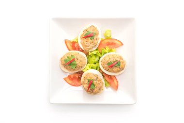 Kıyılmış domuz eti ile haşlanmış yumurta