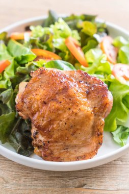 ızgara tavuk biftek sebze salatası ile