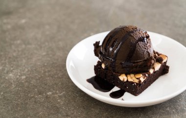 Çikolatalı dondurma ile çikolatalı kek