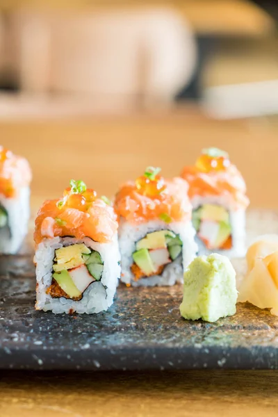 Rollo de sushi con salmón — Foto de Stock