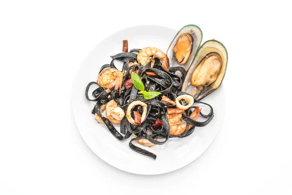 Чорні спагетті або макарони з морепродуктами — стокове фото