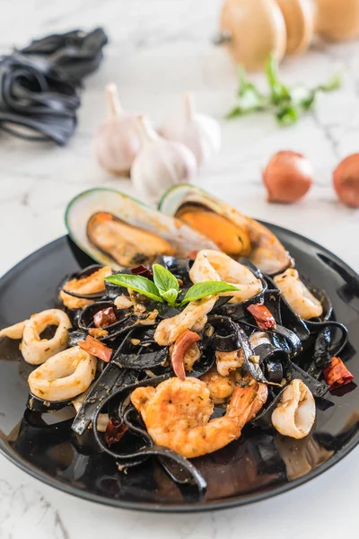 siyah spagetti veya deniz ürünleri ile makarna