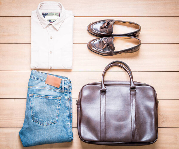 Одежда для мужчин на деревянном фоне
