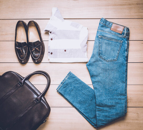 Одежда для мужчин на деревянном фоне
