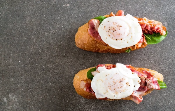 yumurta benedict pastırma ve roket ile 