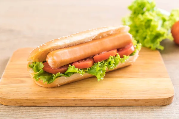 Hotdog met worst en tomaat — Stockfoto