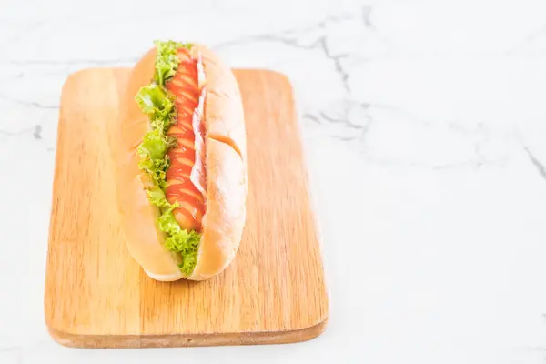 Salsicha cachorro-quente com ketchup — Fotografia de Stock