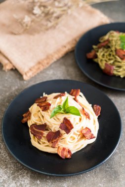 Spagetti krem peynir pastırma ile