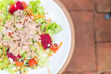 ton balıklı sebze salatası, susam ve baharatlı sos ile