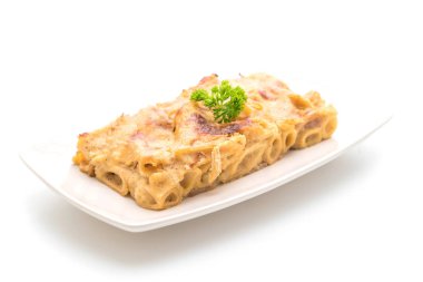 peynir ve jambon ile pişmiş penne makarna