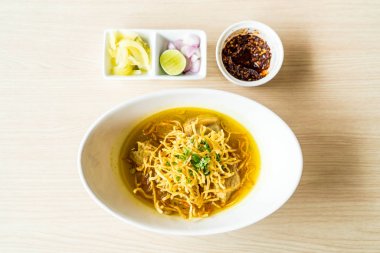 yumuşak Domuz kaburga ile köri erişte çorbası