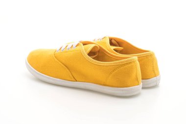 beyaz zemin üzerine sarı spor ayakkabı