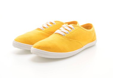 beyaz zemin üzerine sarı spor ayakkabı