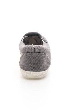 Beyaz arka planda gri spor ayakkabı 