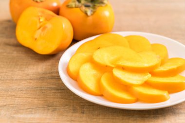 Trabzon hurması tabağa dilimlenmiş