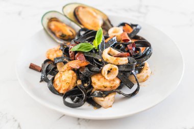 siyah spagetti veya deniz ürünleri ile makarna