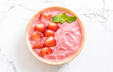 çilek smoothies kase