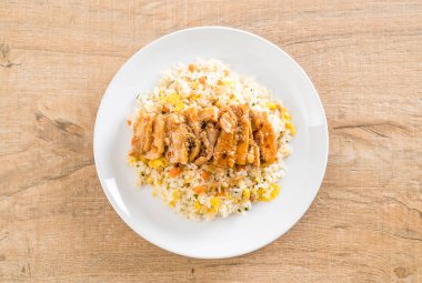ızgara tavuk ve teriyaki soslu kızarmış pilav