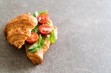 domates kruvasan sandviç