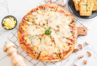 Ispanak ve pastırma pizza