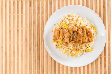 ızgara tavuk ve teriyaki soslu kızarmış pilav