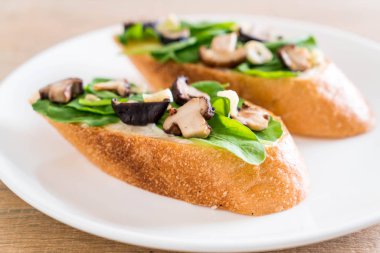 ekmek roket ve shiitake mantar