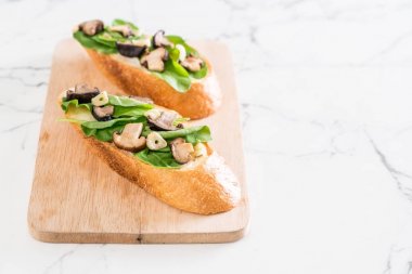 ekmek roket ve shiitake mantar