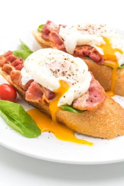 Beyaz arka plan üzerinde yumurta benedict