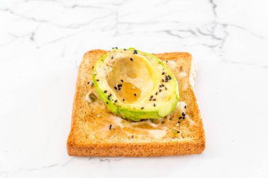 Kepekli ekmek tost ile avokado