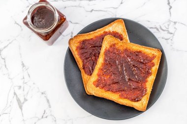 chili yapıştır ile ekmek tost