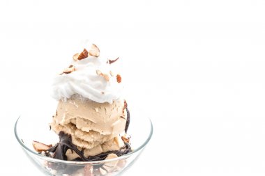  vanilyalı dondurma çikolatalı ve çırpılmış krema ile