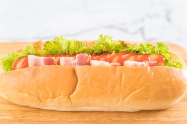 sosis hotdog ketçap ile