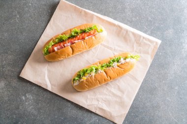 ton balıklı Mısır salata hotdog ve pastırma sosis hotdog