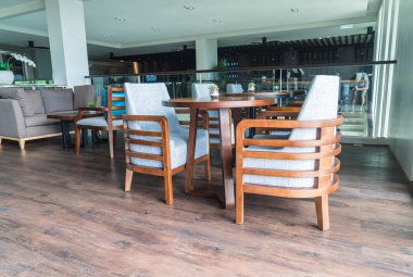 Teraslı bir salon Tablo ayarı 