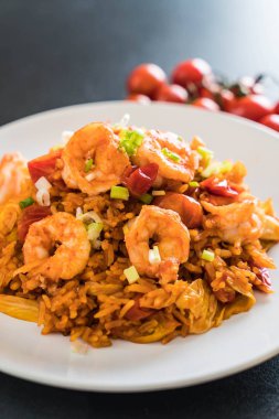 Kore baharatlı sos ve karides kızarmış pilav