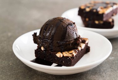 Çikolatalı dondurma ile çikolatalı kek