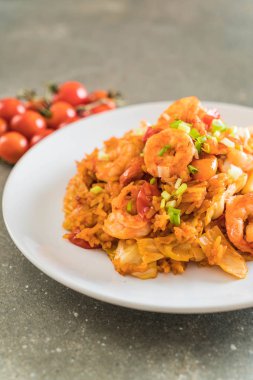 Kore baharatlı sos ve karides kızarmış pilav
