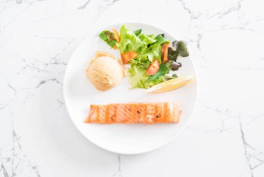 püre patates ve sebze ızgara somon biftek