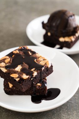 çikolata soslu çikolatalı kek