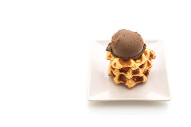 Çikolatalı dondurmalı waffle 