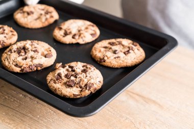 Koyu çikolata parçaları ile tanımlama