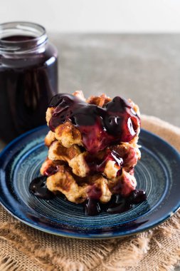 yaban mersini sosu ile waffle 