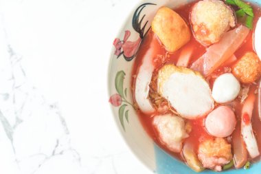 Tay tarzı şehriye çorbası fishballs ve ev yapımı kırmızı sos ile