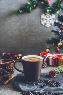 sıcak kahve fincanı Noel dekorasyonu ile 