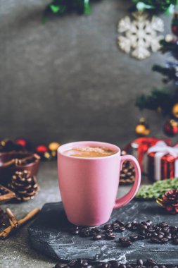 sıcak kahve fincanı Noel dekorasyonu ile 